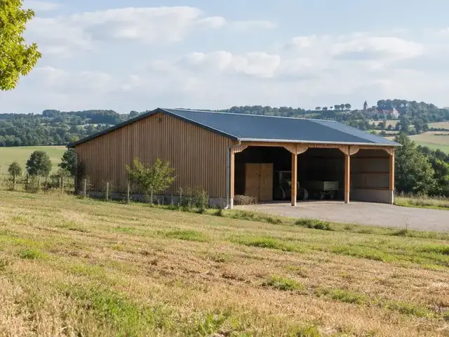 Hangar agricole en bois en bordure de champ
